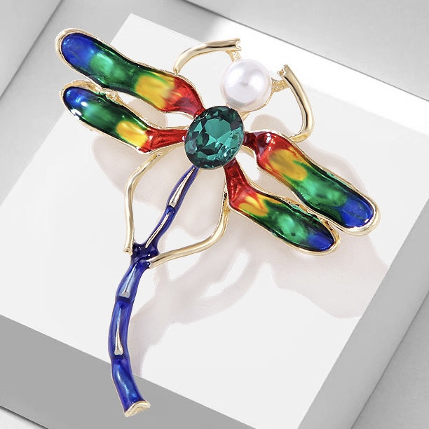 Брошка металева золотиста бабка зі смарагдовим кристалом покрита кольоровою емаллю розмір виробу 60х50 мм