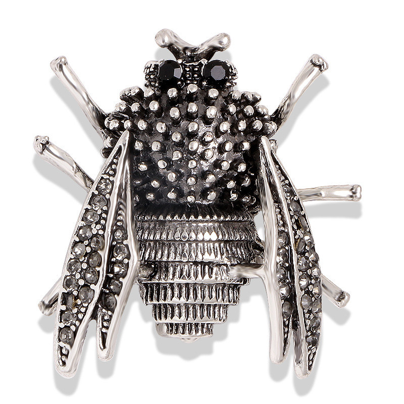 Брошка металева у формі шмелю сріблястого кольору з чорними стразами розмір виробу 35х30 мм