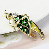 Брошка металева золотиста Кучечка з інкрустованим камінням покрита кольоровою емаллю розмір 40х30 мм