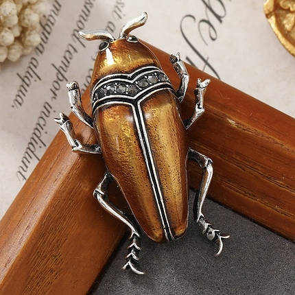 Брошка металева на сріблястій основі жук із чорними кристалами покрита кольоровою емаллю розмір 50х30 мм, фото 1