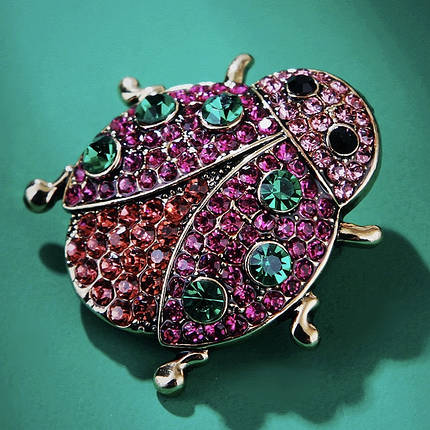 Брошка Ковзани золотистого кольору інкрустована різнобарвними стразами розмір виробу 3,5 х 3,5 см, фото 1