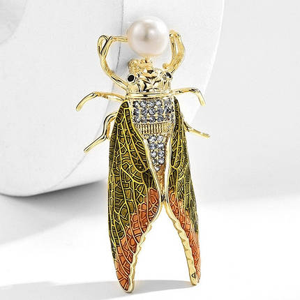 Брошка металева золотиста Жук із перлами та камінцями покритий кольоровою емаллю розмір виробу 50х20 мм, фото 1