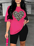 Жіночий стильний літній костюм: футболка та велосипедки з леопардовим серцем, фото 2