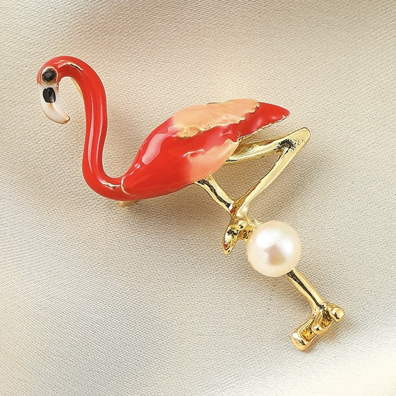 Брошка металева золотиста Червоний Фламінго з перлами покритий кольоровою емаллю розмір виробу 50х20 мм
