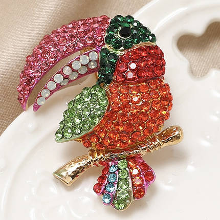 Брошка птиця металева золотиста Тукан із різнобарвними кристалами розмір виробу 40х30 мм, фото 1