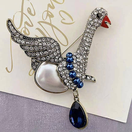 Брошка металева на золотистій основі гусак із білими стразами із синіми намистинами та кристалом розмір 85х65 мм, фото 1