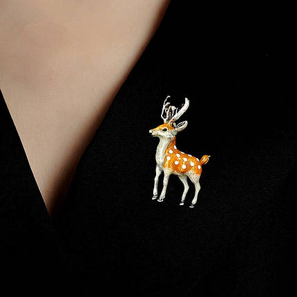 Брошка металева срібляста Олень Бембі покрита кольоровою емаллю розмір виробу 50х30 мм, фото 2