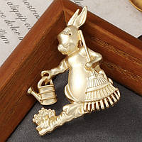 Брошка металева на золотистій основі зайчика з мітлою поливає квіточки розмір 45х35 мм