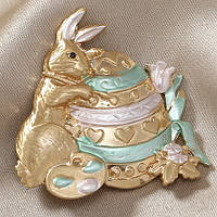 Брошка металева на золотистій основі зайчик із великоднім яєчнем покрита кольоровою емаллю розмір 40х40 мм