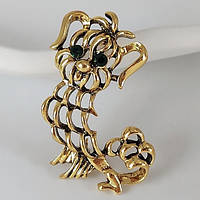 Брошка металева на золотистій основі собачка зі смарагдовими кристалами покрита емаллю розмір 45х35 мм
