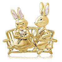 Брошка металева на золотистій основі два зайчики на лавці з квіточкою покрита емаллю розмір 55х50 мм