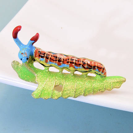 Брошка металева золотиста Гусениця на листочку покрита кольоровою емаллю розмір виробу 50х20 мм, фото 1