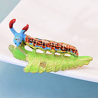 Брошка металева золотиста Гусениця на листочку покрита кольоровою емаллю розмір виробу 50х20 мм