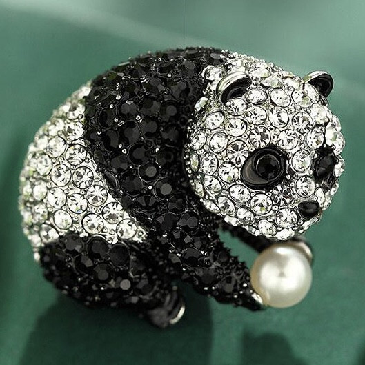 Брошка металева на сріблястій основі панда з чорними та білими кристалами та перлиною розмір 40х45 мм - фото 1 - id-p1872122296
