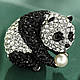 Брошка металева на сріблястій основі панда з чорними та білими кристалами та перлиною розмір 40х45 мм - фото 1 - id-p1872122296