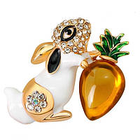 Брошка металева на золотистій основі зайчик із морквою в стразах покрита кольоровою емаллю розмір 30х35 мм