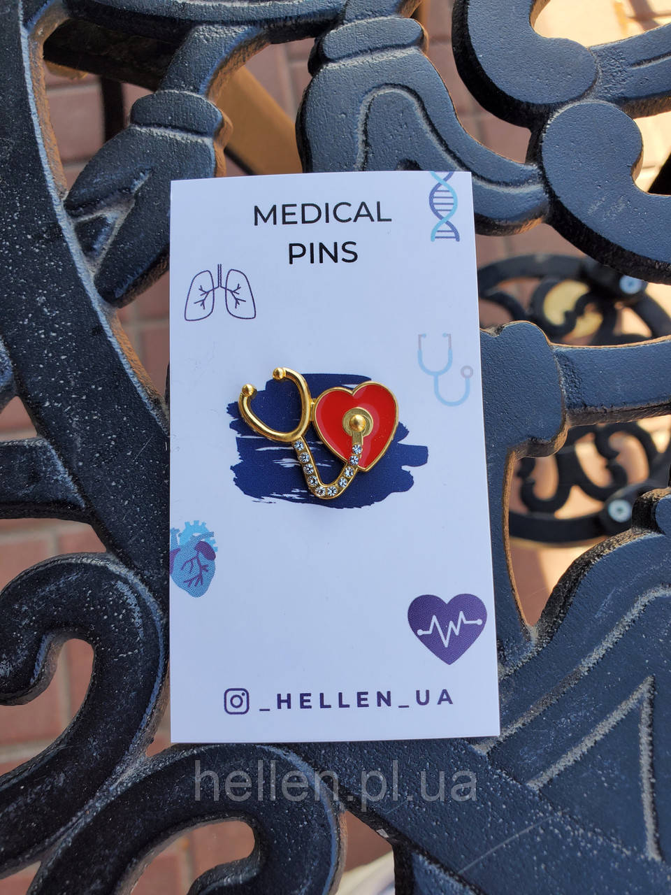 Брошка медична "Фонендоскоп і серце"