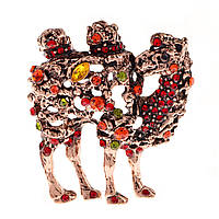 Брошка металева на золотистій основі верблюд із різнокольоровими кришталевими каменями розмір 50х45 мм