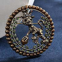 Брошка металева на золотистій основі тигр із короною із салатовими стразами та намистинами розмір 45х45 мм