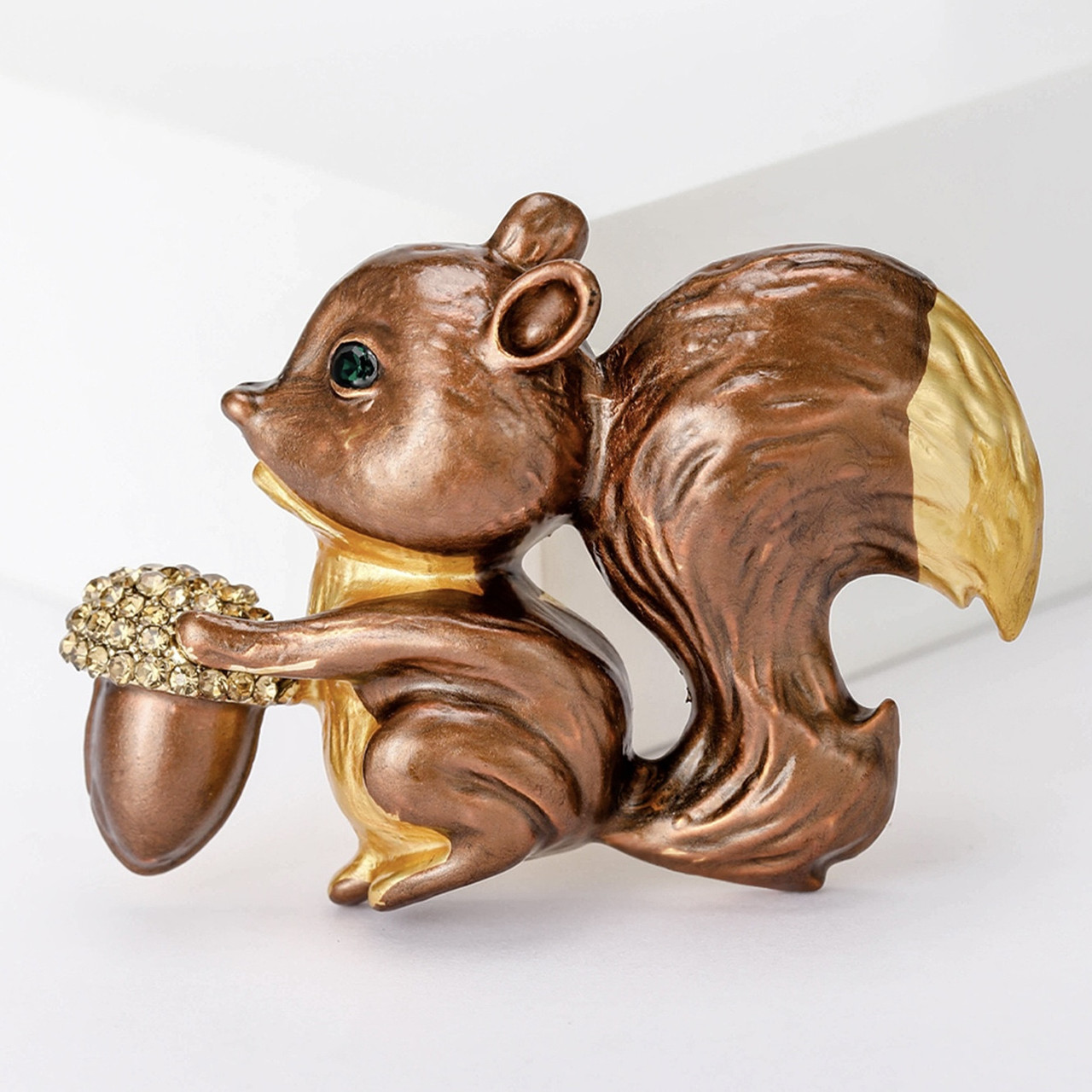 Брошка металева золотиста Білка з горіхом покрита кольоровою емаллю розмір виробу 50х30 мм