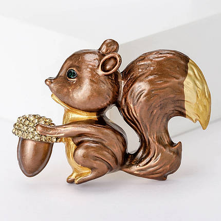 Брошка металева золотиста Білка з горіхом покрита кольоровою емаллю розмір виробу 50х30 мм, фото 1