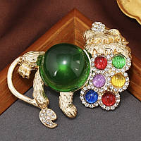 Брошка металева на золотистій основі лев із різнобарвними намистинами та кристалами розмір 65х75 мм