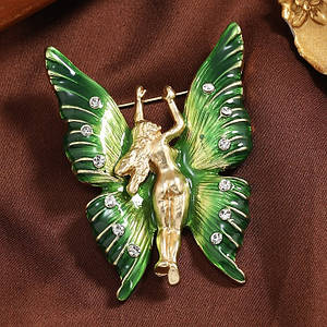 Брошка металева на золотистій основі дівчина з крилами та стразами покрита кольоровою емаллю розмір 55Х40 мм