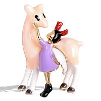 Брошка металева на золотистій основі дівчинка з телям покрита кольоровою емаллю розмір 50х30 мм