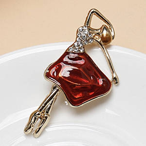 Брошка металева на золотистій основі балерина з білими кристалами покрита кольоровою емаллю розмір 60х30 мм