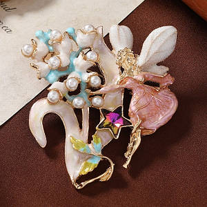 Брошка металева на золотистій основі фея з квіточкою з перлинами покрита кольоровою емаллю розмір 60х55 мм