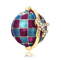 Брошка металева на золотистій основі глобус із літакиком покрита кольоровою емаллю розмір 30х30 мм