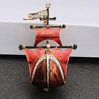 Брошка металева на золотистій основі корабель із білими кристалами покрита кольоровою емаллю розмір 45Х30 мм