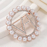 Брошка металева на золотистій основі класична з білими сапфірами та перлинами розмір 40х40 мм