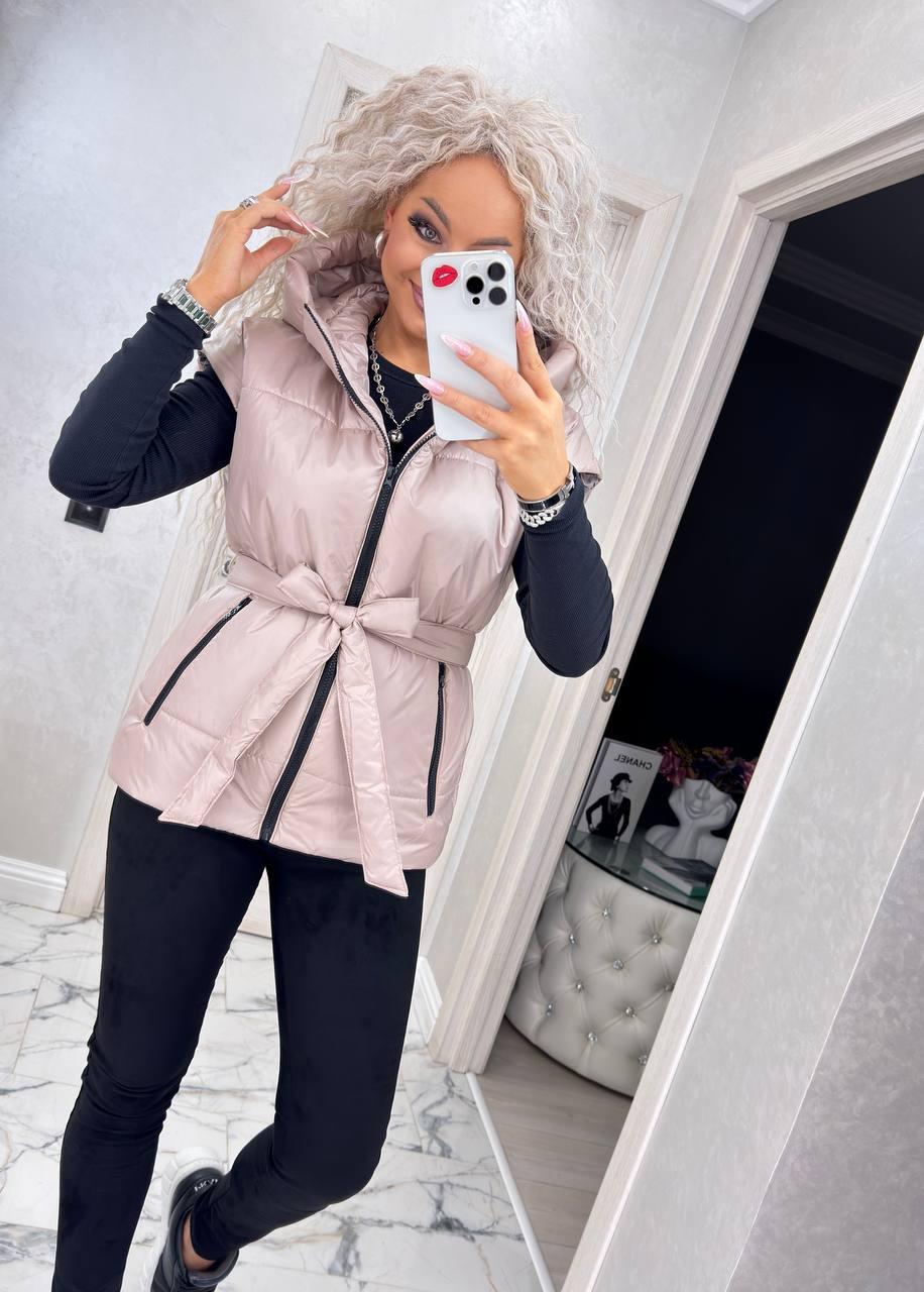 Жіночий жилет об'ємний із капюшоном