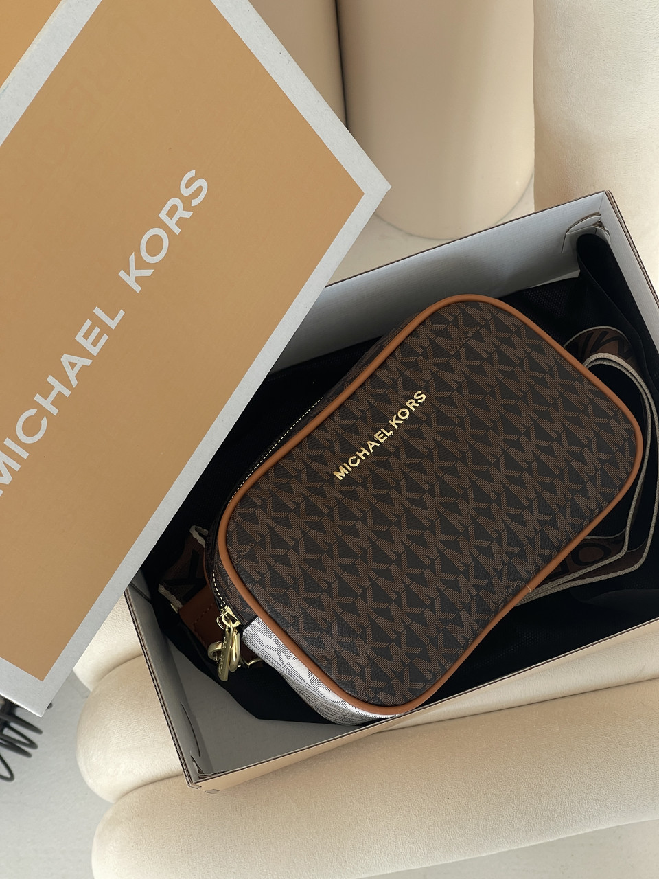 Сумка жіноча Michael Kors крос-боді коричневий + білий на широкому ремені Майкл Корс