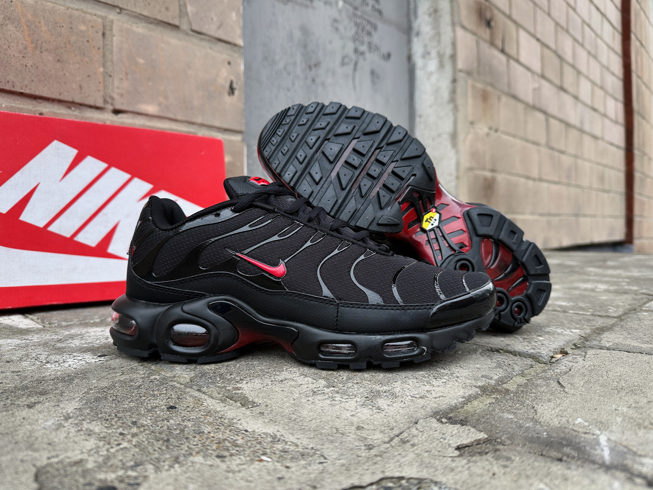 Чоловічі кросівки Nike Air Max Plus TN Black Red чорні з червоним
