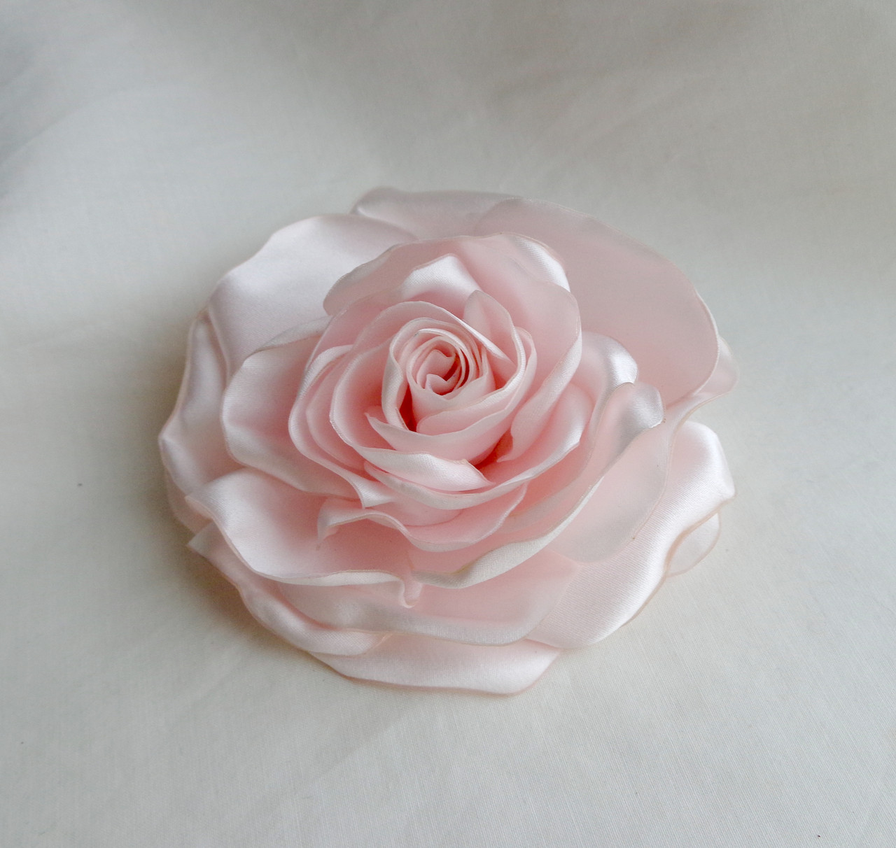 Брошь цветок из розовой ткани ручной работы "Нежная роза" - фото 1 - id-p458837833