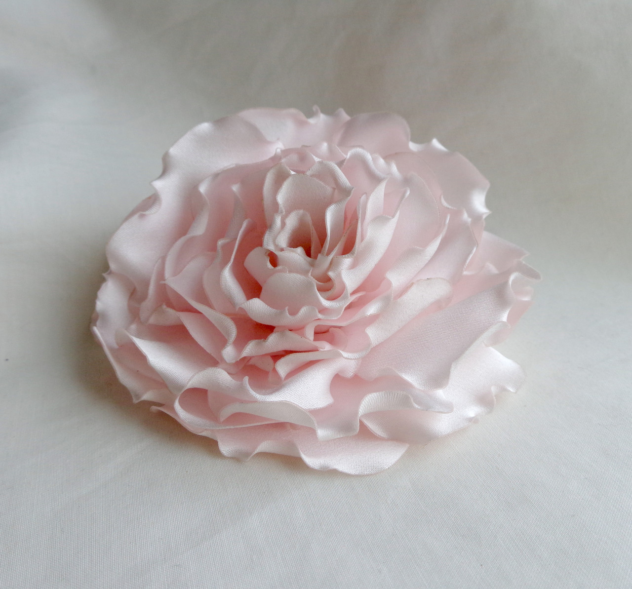 Брошь цветок из розовой ткани ручной работы "Нежная гвоздика" - фото 1 - id-p458837954