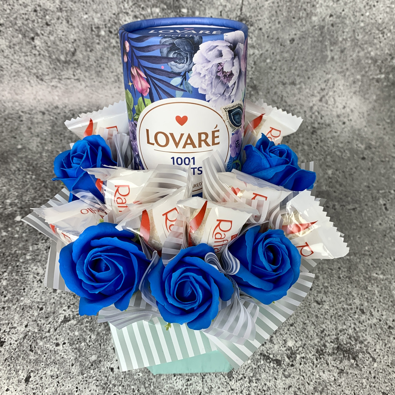 Подарунковий набір з чаєм в тубусі,квітами,Рафаелло Оригінальний подарунок для мами на День народження, 8 Березня,День матері, фото 1