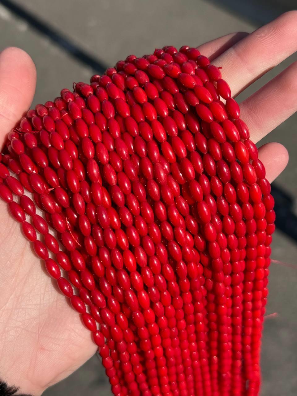 Бусины форма рис коралл тонированный длина 4 мм- 5 мм, нитка 35 см шт