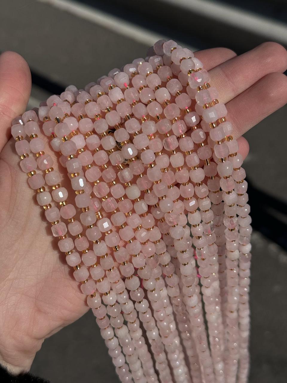 Кварц Рожевий кубик 5 мм 37 см приблизно 52 намистини