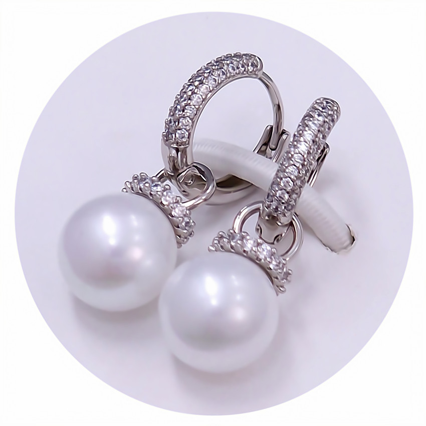 Сережки XР. Родій. Камені: перли та білий циркон. Довжина: 25 мм. Ширина: 9 мм.