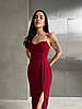 Бордове спокусливе облягаюче плаття на тонких бретелях, імітацією чашки і вирізом на ніжці, фото 5