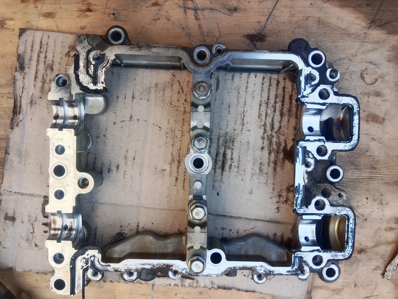Корпус розподілвалу правий Subaru Outback 15-19 2.5 FB25 13115AA002
дефект вухо відломане