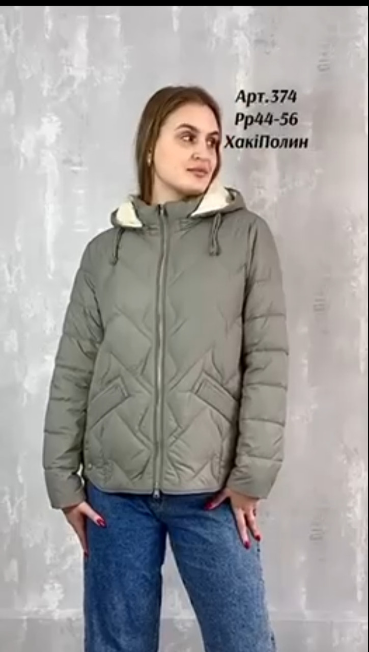 Жіноча демісезонна якісна коротка куртка стьобана з капюшоном, фото 1