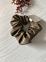 Об'ємна резинка для волосся з екошкіри Кавова