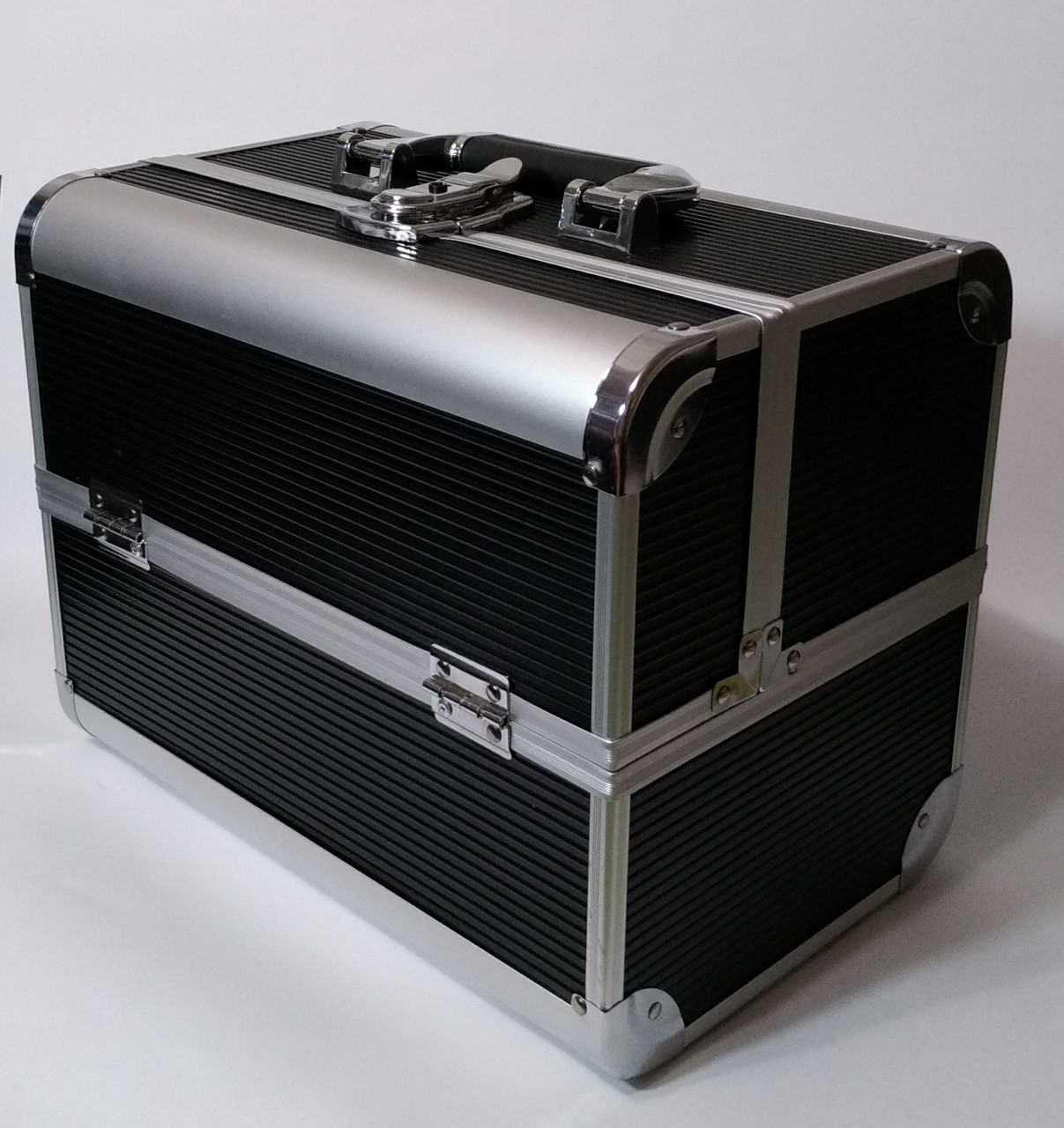 Б'юті кейс валіза алюмінієва з ключем чорна гафре смуга для майстрів, фото 1