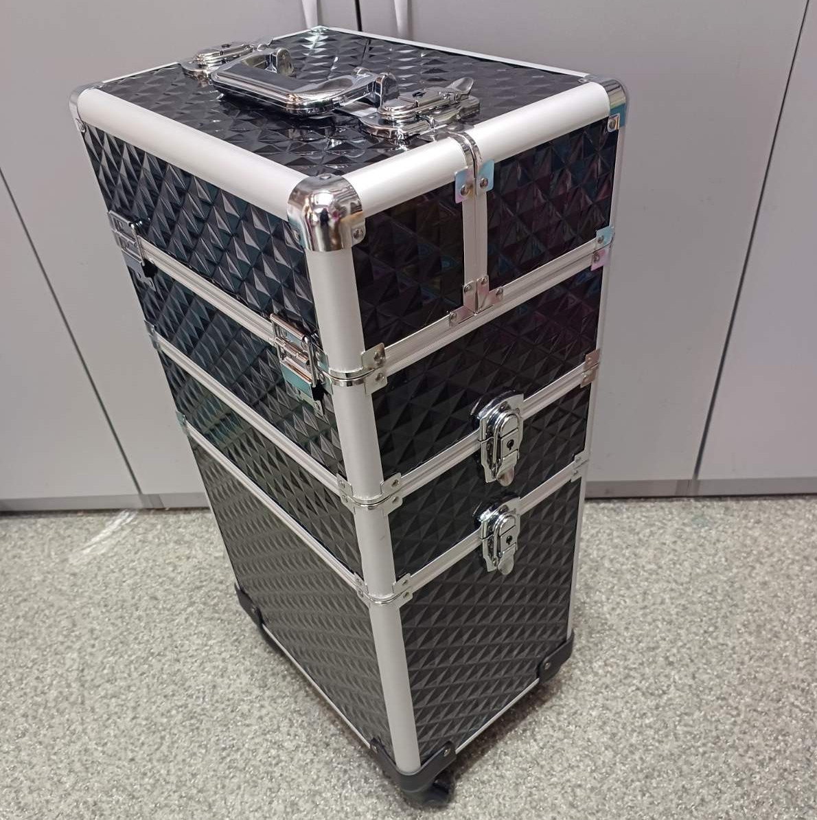 Б'юті кейс алюмінієва валіза на колесах з ключем трансформер чорний 6200 Валіза для майстрів на колесах, фото 1