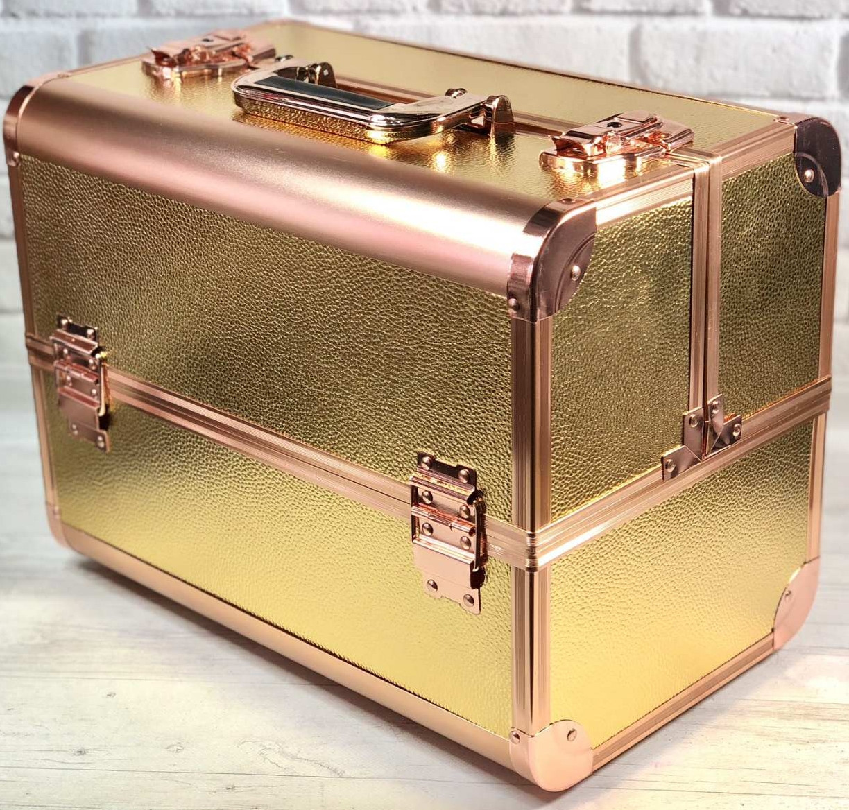 Б'юті-кейс алюмінієва валіза з ключем три висувні полиці відсіки для гель-лаків