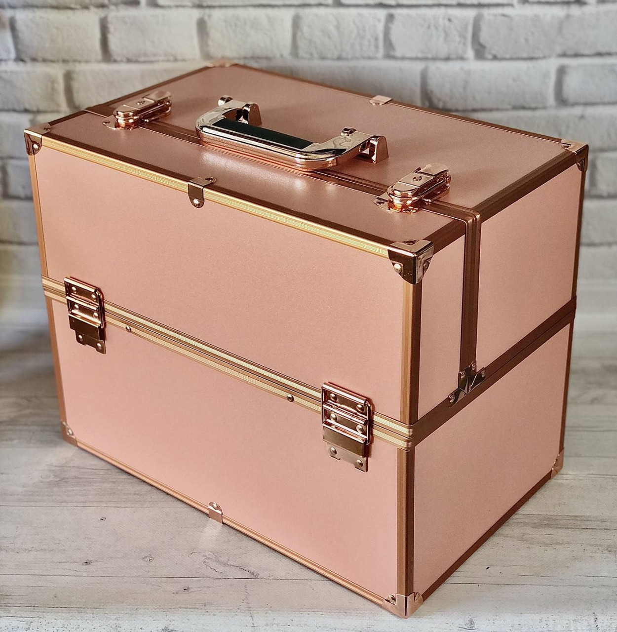 Б'юті кейс алюмінієва валіза з ключем три пари висувних полиць